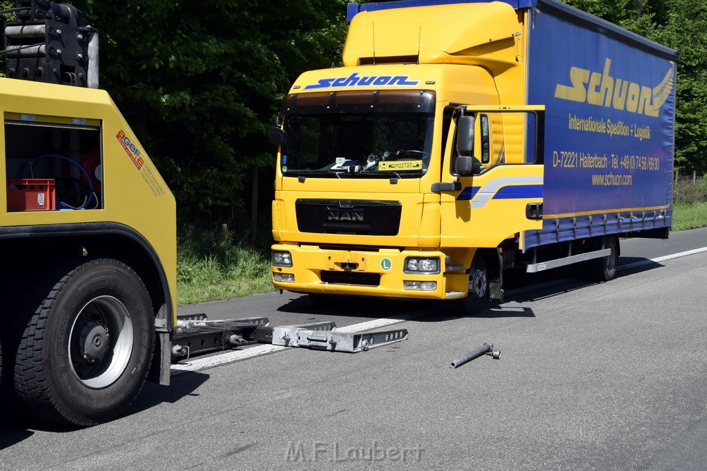 LKW in Boeschung A 3 Rich Frankfurt Hoehe Roesrath Lohmar P239.JPG - Miklos Laubert